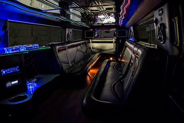 Chyrsler 300 limo rental Bay City